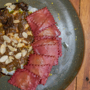 Raviole de Beterraba, Cabra, Funghi, Amêndoas e Pesto de Manjericão