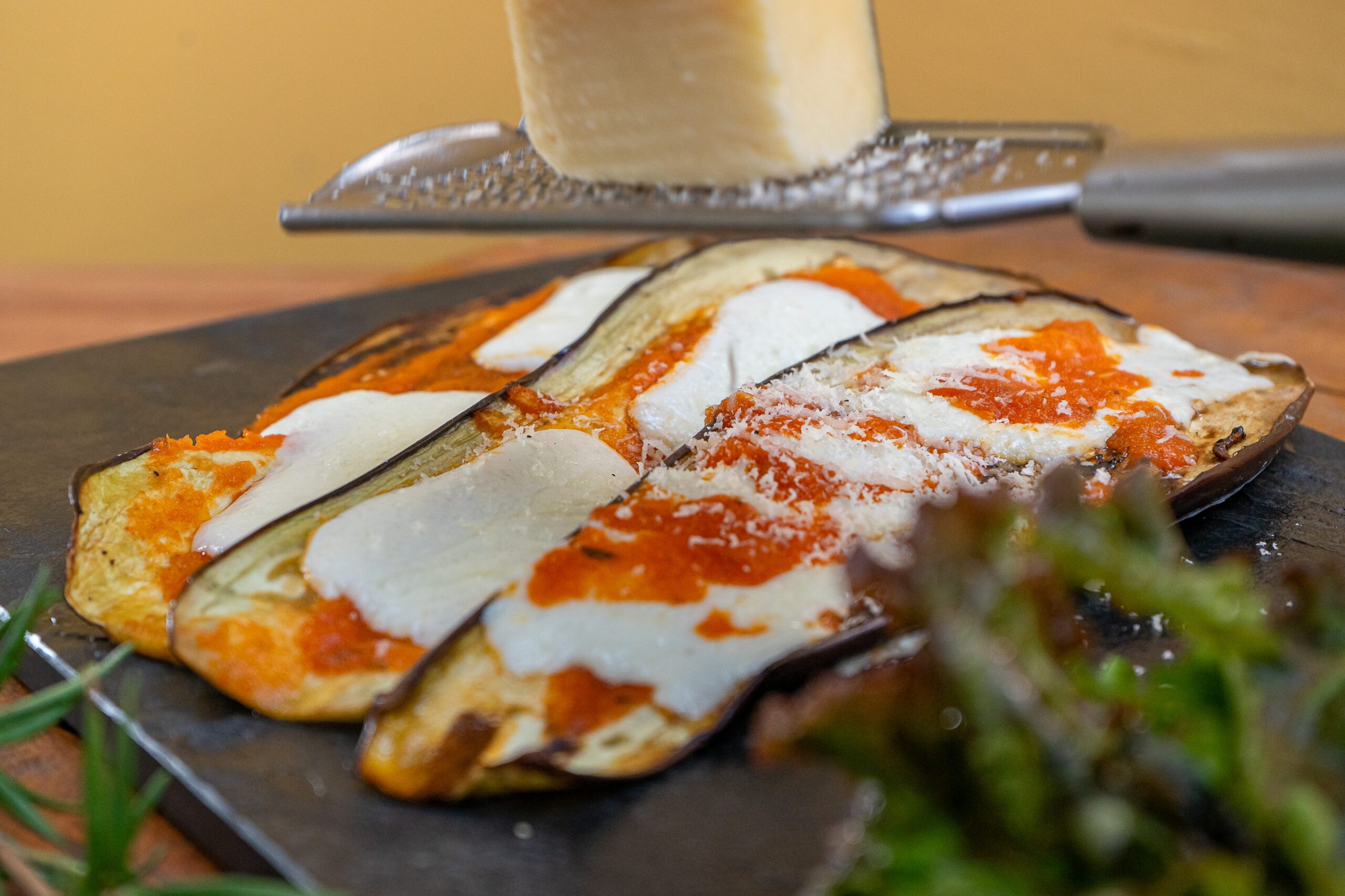 BERINGELA AO FORNO COM MUSSARELA DE BÚFALA
