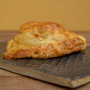 Folhado de Brie Assado com Molho de Cereja