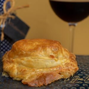 Folhado de Brie Assado com Molho de Cereja