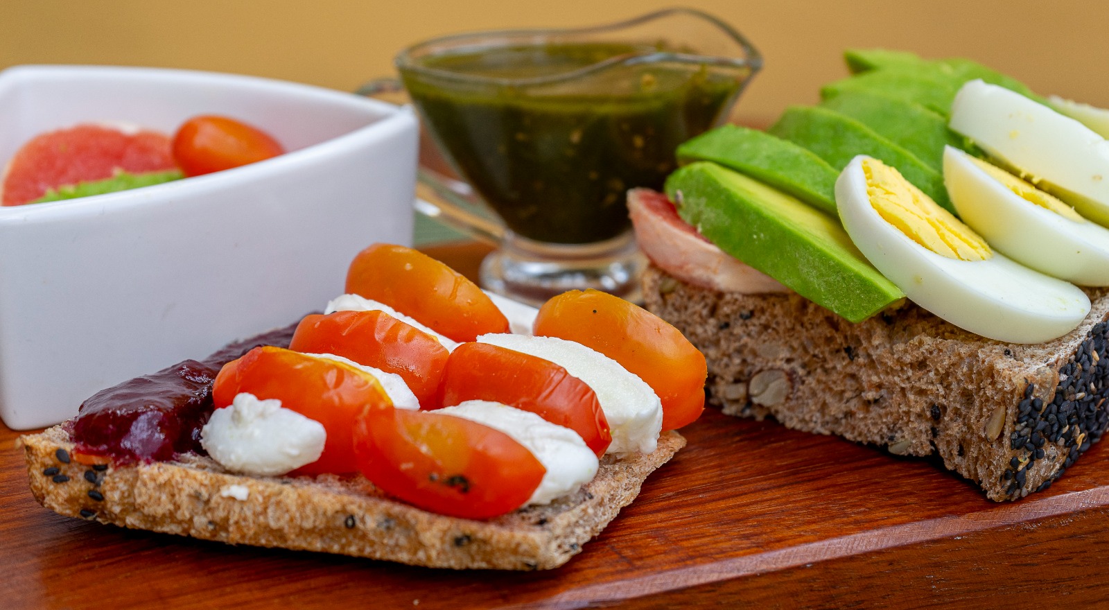 Duo de Tartines Capresi com Molho de Cereja e Salmão Gravlax, Avocado e Ovos Cozidos - Imagem 2