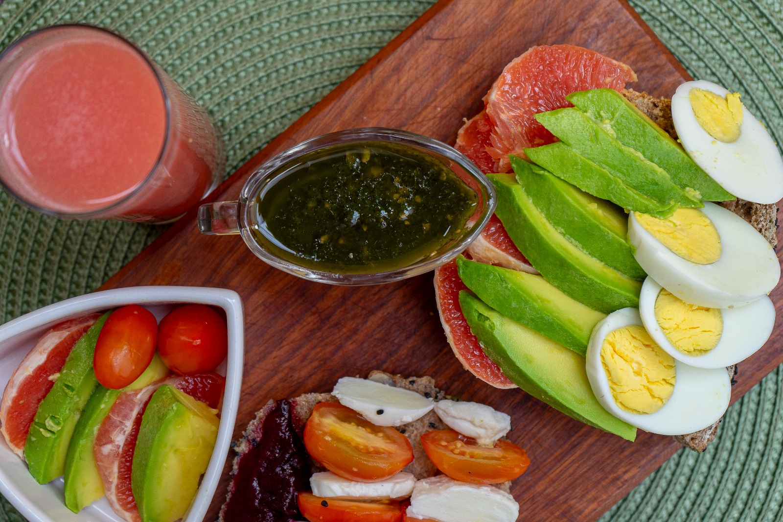 Duo de Tartines Capresi com Molho de Cereja e Salmão Gravlax, Avocado e Ovos Cozidos - Imagem 3